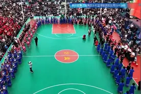 云南神曲响遍村BA球场，村BA气氛火热似万人KTV