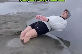 野外的流沙陷进去很难拔出来#有趣 #内容启发搜索 #奇闻趣事 #神操作