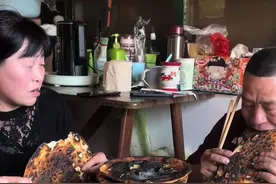 俺妈也太挑剔了吧？她就是我做饭路上的绊脚石…要是像俺爸这么给力多好！#农村生活 #看一遍笑一遍 #又是母慈子孝的一天视频封面