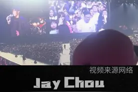 周杰伦澄清《爸，我回来了》多年误会 周杰伦台北演唱会第一场，周杰伦在点歌环节特别提到，其实爸爸也到场了，但个性低调，仅坐在后排未露面。周杰伦也回忆创作早期歌曲〈爸我回来了〉时，歌词内容让外界误以为是描述父亲家暴，但实际上这是改编自朋友的故事。他笑说，「亲戚朋友都问我，怎么可以这样写，但我爸从来没打人！」借此机会澄清多年误会。#周杰伦 #周杰伦台北演唱会 #周杰伦台北大巨蛋演唱会视频封面