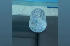 铁路旅客携带品相关规定主要包括以下几个方面： 禁止携带的物品 - 枪支、子弹类：包括军用枪、公务用枪、民用枪、道具枪、发令枪、钢珠枪、催泪枪、电击枪等及各类配用子弹和上述物品的样品、仿制品。 - 爆炸物品类：如烟火（包括冷光烟花）、炸药等，任何形态的爆炸物都不允许携带。 - 易燃易爆物品：包括压缩气体和液化气体、易燃固体、自燃物品、遇湿易燃物品、氧化剂和有机过氧化物及易燃液体。 - 有毒有害物品：如毒害品、腐蚀性物品等。 - 其他危害列车运行安全的物品：如放射性物品、感染性物质等。 限制携带的物品 - 酒类饮品：包装密封完好、标志清晰且酒精体积百分含量大于或者等于24%、小于或者等于70%的酒类饮品累计不超过3000毫升的，可以随身携带。但散装类酒水（如散装白酒、自制米酒）不能通过安检进站上车。 - 自加热食品：发热包原料为遇湿易燃物品如镁铝粉的，禁止携带。 - 工具农具：如钻机、斧头、射钉枪、冰镐、铁锹、锄头等。 - 日用品：含易燃成分的非自喷压力容器日用品，如香水、花露水、喷雾、凝胶等，单体容器容积不能超过150毫升，每种限带1件。 - 食品：如榴莲、螺蛳粉等气味较大的食物，密封包装后也可以携带乘车，但请勿在车内食用。 允许携带但有限制的物品 - 小型活动物：持有检疫证明、装于专门容器内的小型活动物可以办理托运，但持工作证明的导盲犬可以随身携带。 - 自行车、平衡车等轮式代步工具：须使用硬质包装物妥善包装后方可携带。 旅客在出行前应通过铁路12306App或官方网站查询最新的《铁路旅客禁止、限制携带和托运物品目录》，确保携带的物品符合规定(转载青藏铁路)视频封面