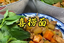 河南夏天吃捞面四步骤 手擀面 喜臊子 蒜汁 荆芥 ‼️ #捞面条 #手擀面 #农村美食记录生活 #抖音美食推荐官 #乡村美食