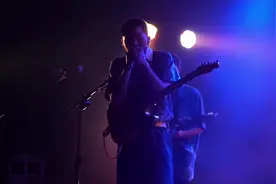 你在巴黎过得好吗 那人对你好吗 会给你洗脚吗