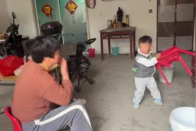 你们要的奶奶打孙子的视频来了#农村的小娃娃 #一老一小两个活宝视频封面