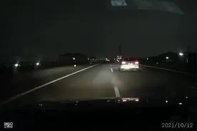 粤A3087F黑色奔驰车，在广深沿江高速碰瓷车，夜间一个人开视频封面