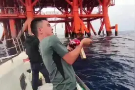 #南油海钓 #钓鱼人 #海钓船钓 南海油井决战300斤大鲤鱼视频封面