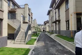 东安湖旁新农村，安置房的天花板，我们实地看看视频封面