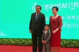 柬埔寨🇰🇭这个小孩子厉害了，受到洪森和夫人文拉妮颁发奖章🎖️