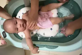 宝宝洗澡好享受呀🛀#上热门 #爱洗澡的小宝宝 #洗香香视频封面