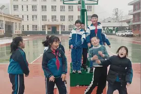 剪视频时不小心剪到了手，疼哭了#乡村学校视频封面