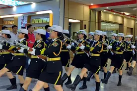 一群初中生组成的城东尚书学校国旗班。#军训 #国旗护卫队