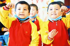 在南疆，义务教育保障是15年，从学龄前儿童算起，祖国的花朵们