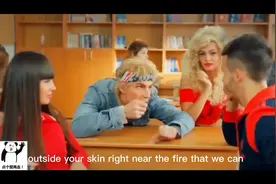 你还记得吗？在教室楼道间一起嬉戏打闹的朋友视频封面