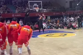 郑大杨浩获扣篮大赛冠军！强度不亚于cba视频封面