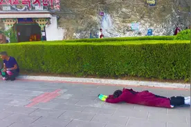 藏民的三步一跪拜磕长头是一种传统的敬拜仪式