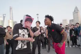 甲亢哥在上海外滩偶遇cos大张伟老师的粉丝😂  #甲亢哥视频封面