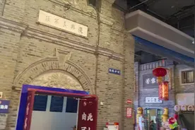 打卡安东老街，看看之前刘宇宁天天唱歌的地方，吃吃东西…