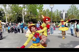 迪士尼的周六游。请了个导游，上午刷完8大项目视频封面