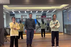 唱歌能让人充满幸福感，所以我热爱音乐，曦曦也热爱音乐视频封面
