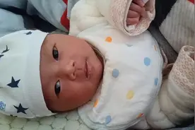 为什么月子里的宝宝老是这样哼哼唧唧？哼哼唧唧又容易吐奶视频封面