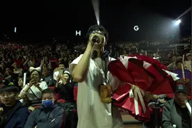 也终于勇敢一次了！#冷漠杨小曼 #演唱会表白视频封面