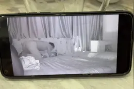 监控下的爸爸，会在你睡着时，去亲你的脸颊。#监控下的一幕