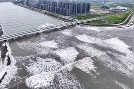受台风“桦加沙”影响汕头海面上出现钱塘江一样的海潮