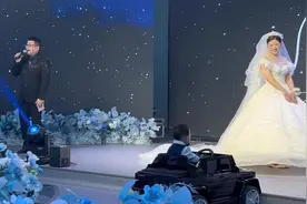 啃着鸭爪给小姨送婚戒#花童送戒指视频封面