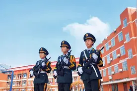#国旗护卫队 #升国旗仪式 #英姿飒爽  光明小学国旗班剪影视频封面