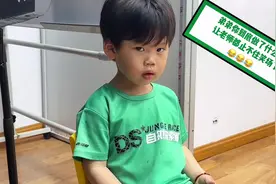 没人看弟弟，只能带着和哥哥一起上课，没成想哥哥的声乐课视频封面