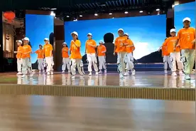 新县宏桥小学2022届学生毕业典礼上的曳步舞表演《相信自己》视频封面
