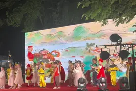 来自爸爸的拍摄视角😂#演出现场视频 #校园活动视频封面