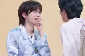 耀文：“唉，真拿他没办法～”看亚轩的眼神别太宠了我说！#文轩视频封面