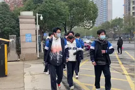 #韩国留学 #出国留学 #疫情下的学生 带着学生办护照视频封面
