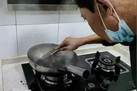 中草药熬制黑膏药，专治腰疼，腿疼，肩肘疼痛，老寒腿，腰椎疼痛视频封面