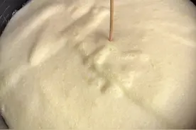 电饭煲蒸蛋糕5个鸡蛋的比例： 蛋黄部分：玉米油50克，纯牛奶50克