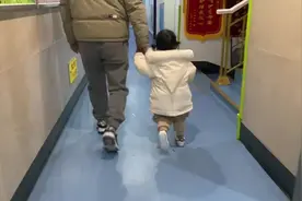 29个月的小宝贝第二天上幼儿园，第一次离开妈妈的怀抱视频封面