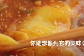 宝贝们都爱吃油炸土豆片，今天给大家推出一个新式吃法，好吃到爆