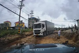 但行好事莫问前程 回家路上遇到大货车陷车了 #坦克300 #硬派越野