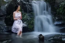 在水一方·慢门流水人像摄影#摄影 #美女 #原创 #瀑布 #创作灵感视频封面