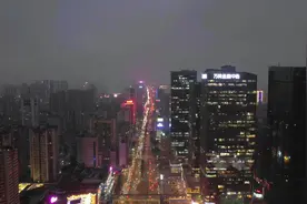 这里是佛山禅城区，季华路是禅城区的主干道，川流不息的车辆视频封面