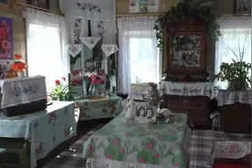 记录92岁俄罗斯老奶奶自己在农村小木屋的生活#中俄边境 #俄罗斯视频封面