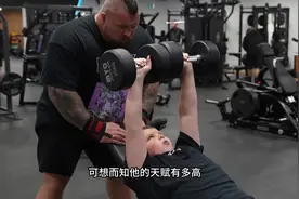 艾迪霍尔与他儿子马克斯进行胸部训练视频封面