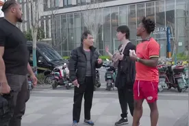 甲亢哥在上海街头找路人做俯卧撑挑战 #甲亢哥 #IshowSpeed视频封面