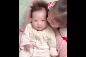 小姐俩日常，亲亲亲😘#姐妹成对快乐加倍 #萌娃搞笑日常视频封面