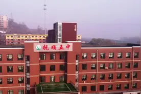 我曾为了看你一眼，绕遍了整个校园#航拍 #最美校园视频封面