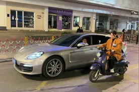 偶遇老板和老板娘下班的一幕：杨洋一定是上辈子拯救了银河系视频封面
