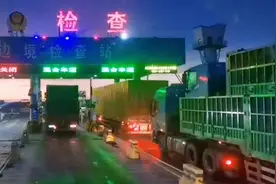 到这里身份证一刷，有案底的直接拿下，送出国啊😂😂😂视频封面