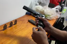 小时候省吃俭用买黄河手枪，带回家被爸爸没收一把