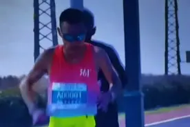 李子成S跑法，甩掉老黑👍👍👍#马拉松 #传递奔跑的力量视频封面